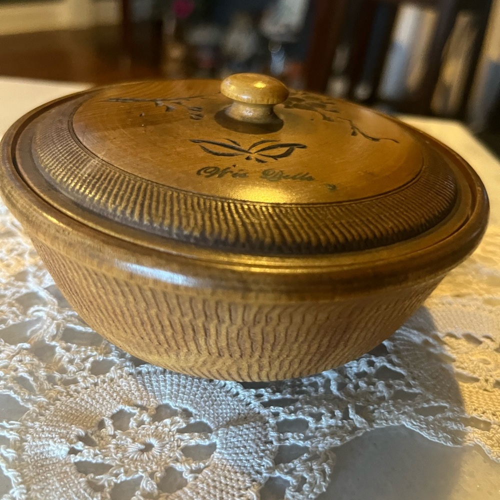 Vintage Wood Treenware
Round Trinket Box w/Cover for Jewelry